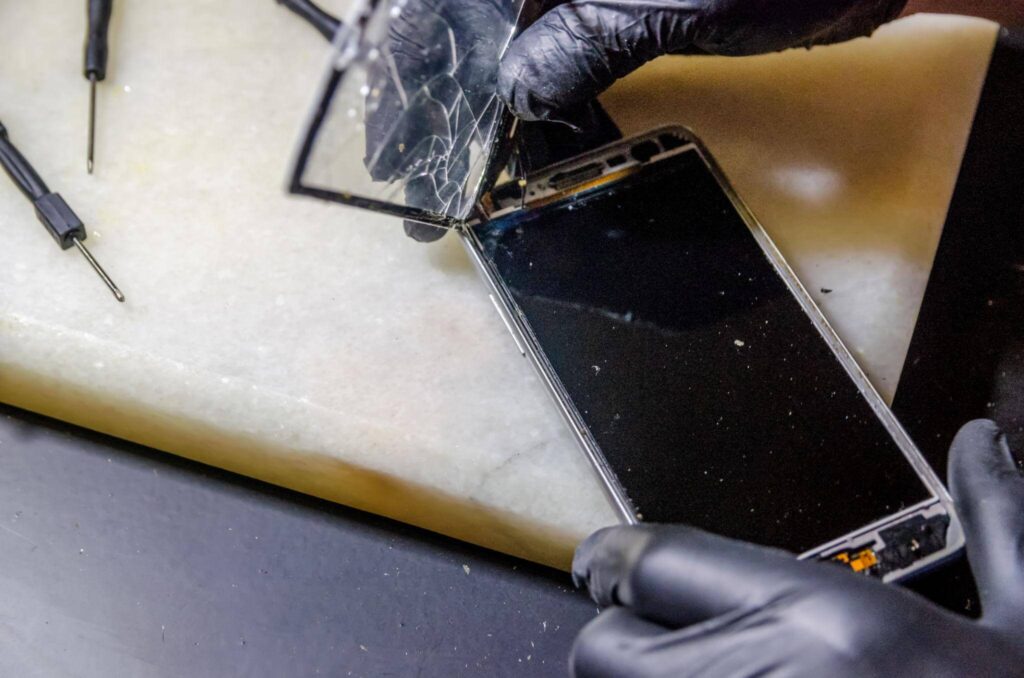 7 Signs You Need an iPhone Screen Replacement